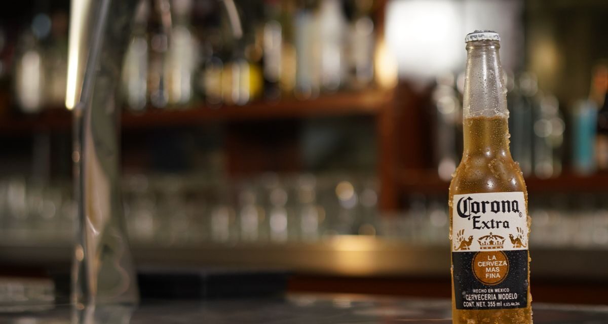 Corona Extra: la cerveza mexicana que sigue reinando en el mundo en su año del centenario