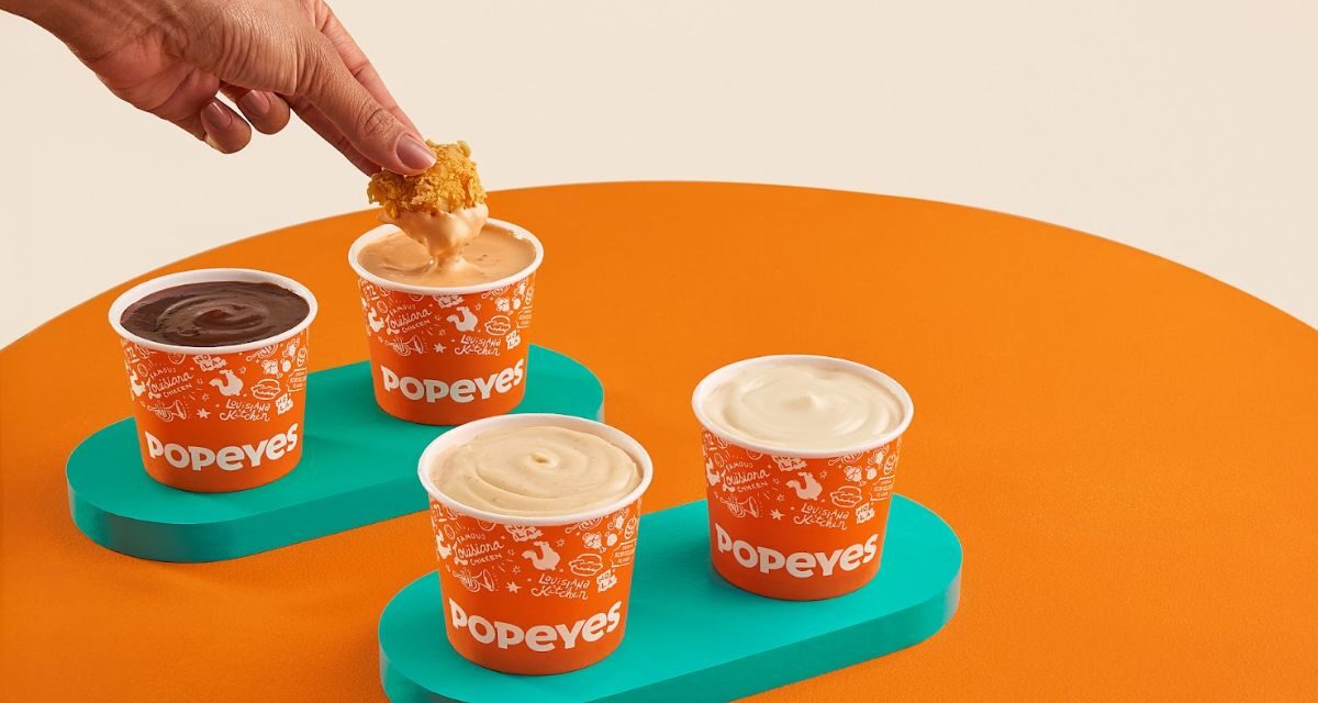 Chopear pollo frito: la tendencia viral llega a México con las nuevas Salsotas de Popeyes