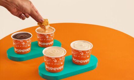Chopear pollo frito: la tendencia viral llega a México con las nuevas Salsotas de Popeyes