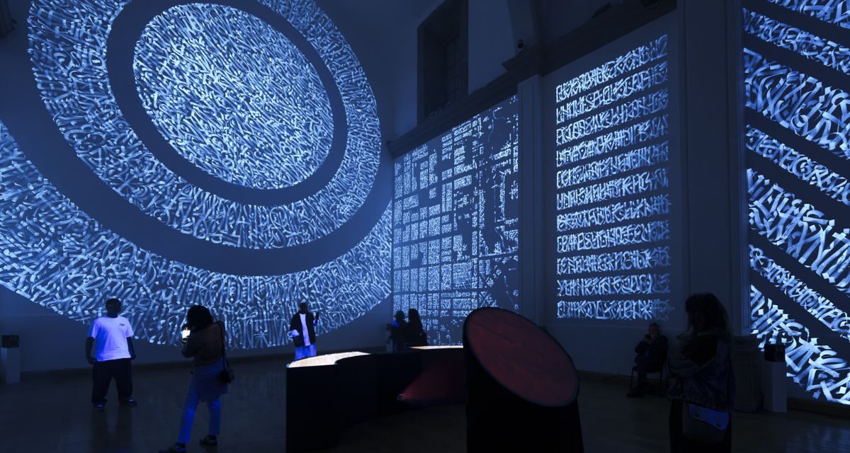 Inscriptions de Said Dokins: la exposición donde la luz, las bacterias y la escritura desafían el olvido urbano en el Laboratorio Arte Alamed