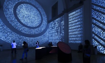 Inscriptions de Said Dokins: la exposición donde la luz, las bacterias y la escritura desafían el olvido urbano en el Laboratorio Arte Alamed