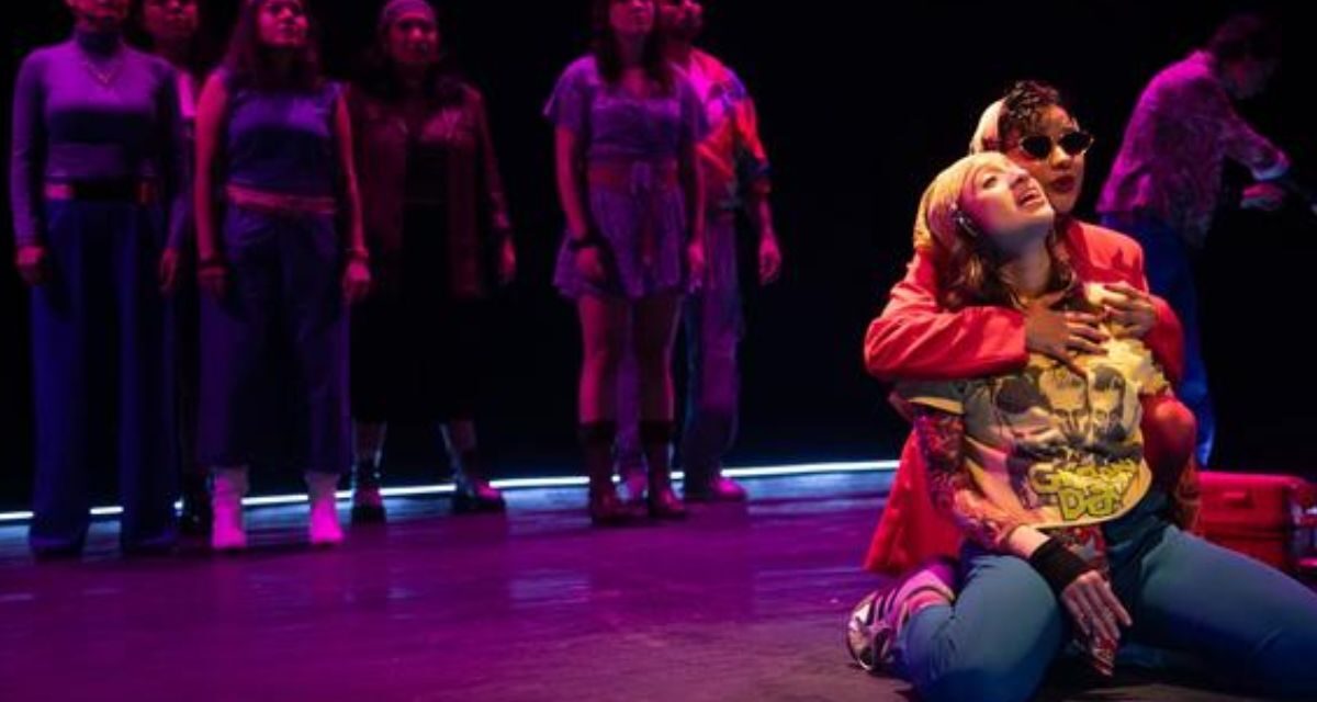 Ocho vidas y media: tragicomedia teatral que explora el dolor, los sueños y un enigmático gato en La Gruta