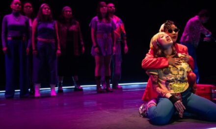 Ocho vidas y media: tragicomedia teatral que explora el dolor, los sueños y un enigmático gato en La Gruta
