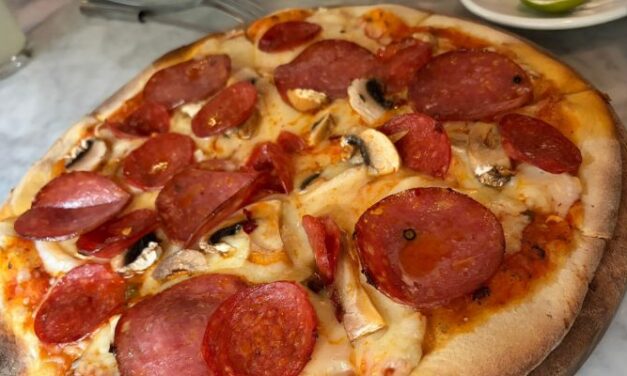 Hamburguesas pizzas alitas y tacos dominan el menú del gran domingo deportivo en México