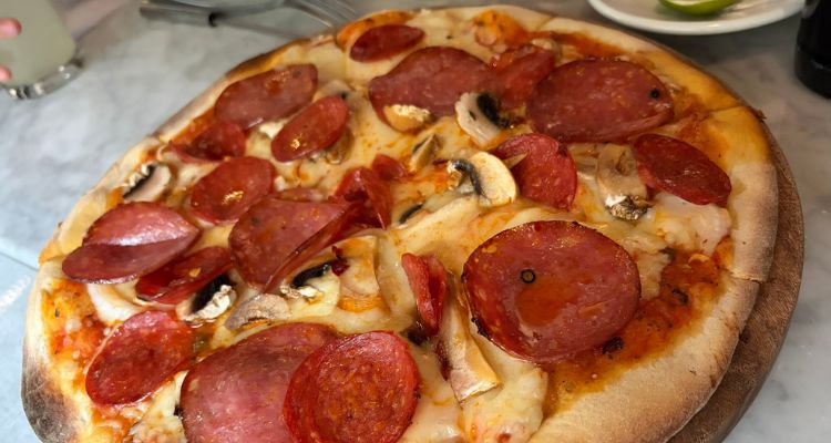 Hamburguesas pizzas alitas y tacos dominan el menú del gran domingo deportivo en México