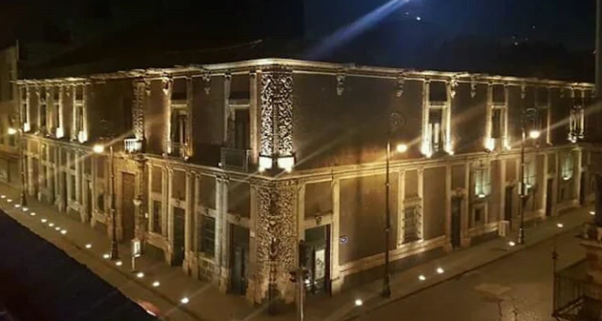 Palacio de los Condes de Heras y Soto, la esquina barroca que guarda la cabeza del Ángel