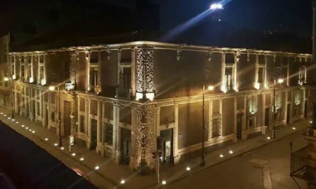 Palacio de los Condes de Heras y Soto, la esquina barroca que guarda la cabeza del Ángel