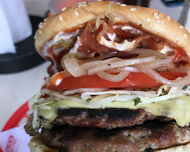 Ruben’s Hamburgers, las hamburguesas clásicas al carbón que siguen conquistando la CDMX