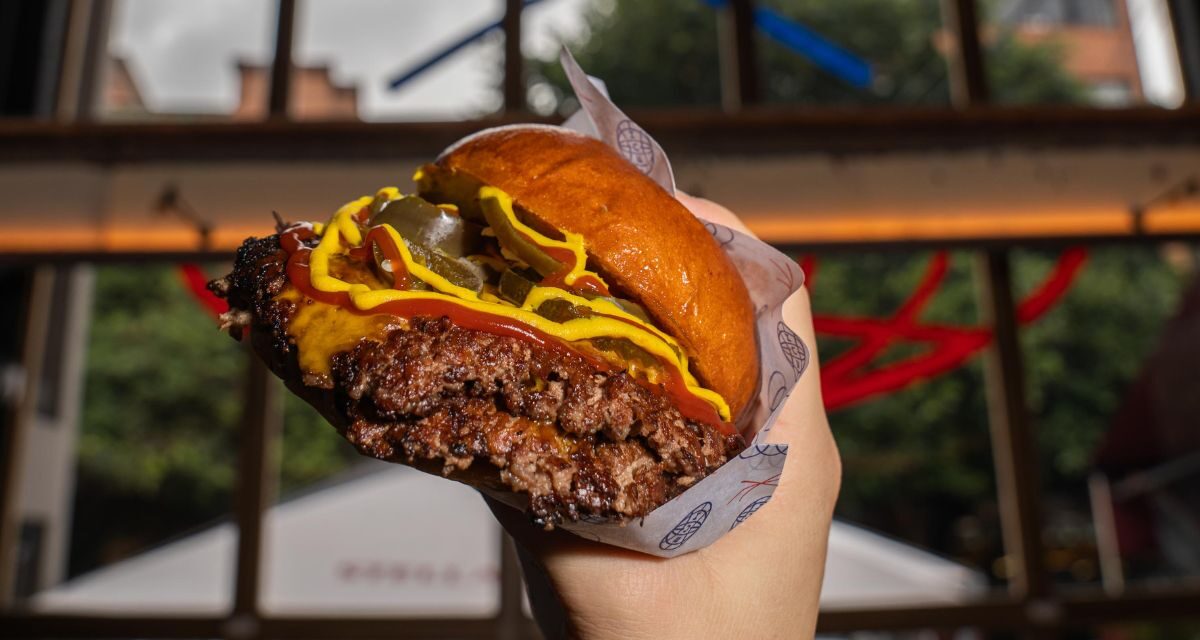 Universal de Hamburguesas llega a CDMX con una propuesta que reivindica la hamburguesa bien hecha